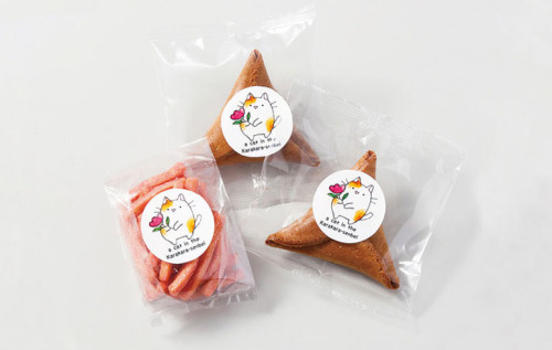 meowoofau:hide and seek cat cookiesDelicious cookies filled with hand crafted cat figurines You&rsqu