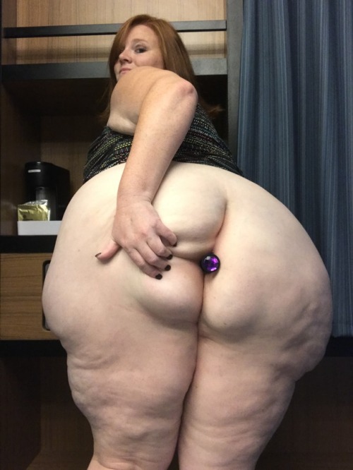 sexiestredheadofall:  Cute butt plug in my tight pink asshole!!!