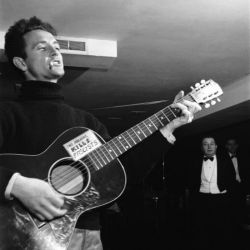 terminalpleasure:  “THIS MACHINE KILLS FASCISTS” Woody Guthrie. Time Life/Eric Schaal, 1943. 