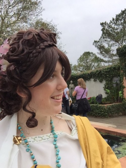 classicsenthusiast:bara-theon:made my costume for the Renaissance Faire this year loosely based on t