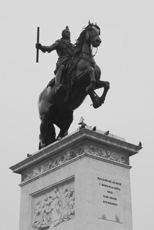 Estatua ecuestre de Felipe IV con una corona de paloma, plaza de oriente, Madrid, 2016.