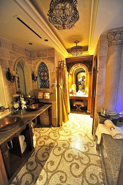 dreams-of-a-disney-wonderland:  A Tour of a Cinderella Castle Suite 