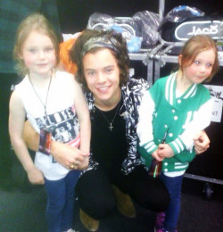 blamestyles:  Harry with Niall’s cousins (5/24) x 