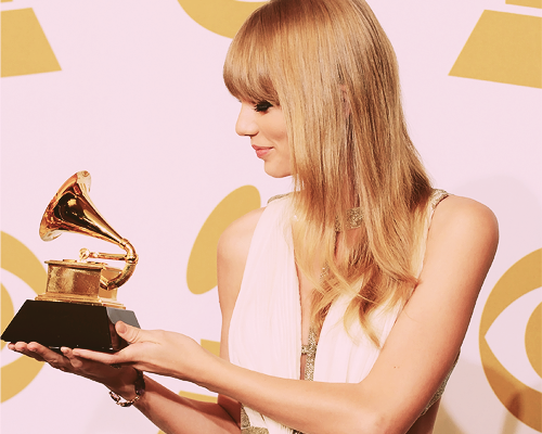 omgistaylor:Taylor Swift and her Grammys