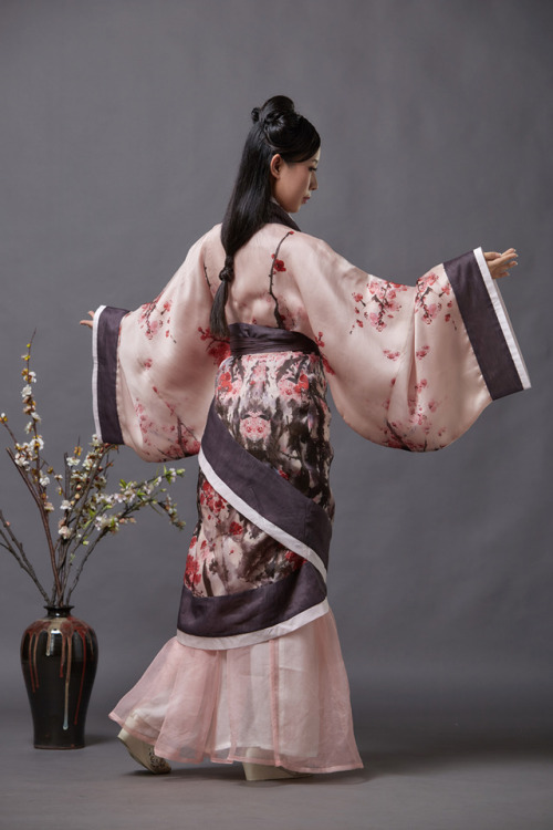 Traditional Chinese Hanfu - Type: Quju/曲裾 (curved-hem robe).