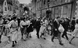 FAZ vom 6. August 2014 N3 &ldquo;Geisteswissenschaften&rdquo; Die Geschichte der Simone Touseau aus Chartes - Ebba D. Drolshagen FRANCE. Chartres. August 18th, 1944. French woman, who had had a baby by a Germany soldier, being marched home after being