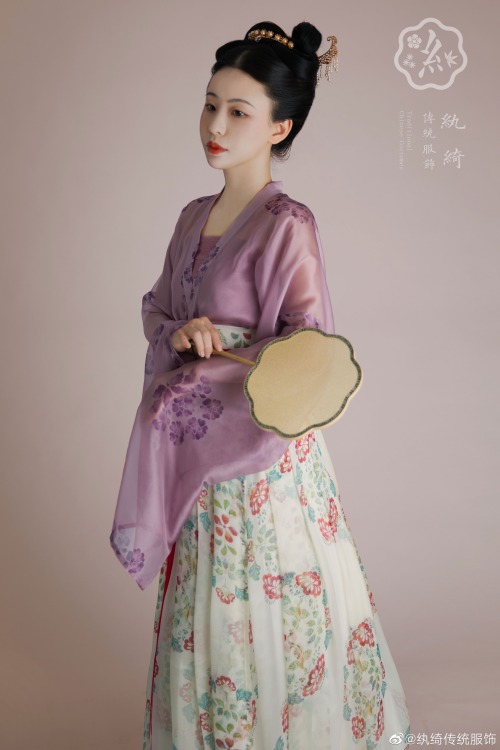 ziseviolet:Traditional Chinese Hanfu.