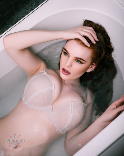 miss-deadly-red:  Splish Splash I was taking a bath!! Rubba Dub just relaxing in the tub!! Photography/Retouch: eddfirmgifsModels/MUA/Styling: miss-deadly-redAssistent: Rhiannon GuestEyeshadow: limecrime (Incantation- The alchemy palette)**Please do