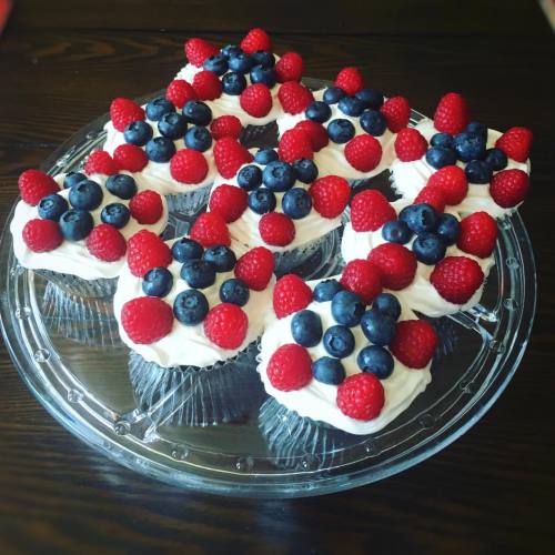 terishellen: Took a break from homework to make some 4th of July cupcakes for my family :) Naturally