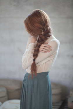 inglorsunblade:  iridoria:  Iria’s hair and outfit for the library today.  idk who that girl is but i want to hug her 