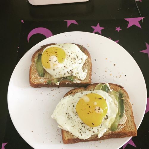 Wowww she’s eating breakfast #avocadotoast #sunnysideup #breakfast www.instagram.com/p/CF2bC