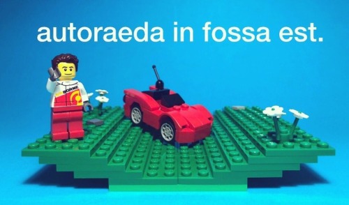 Autoraeda in fossa est. The car is in the ditch. (Fons Imaginis.)