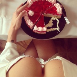 hotlearningwife:  foxytemptress:  Cake and