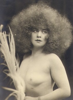 julydogs:Unknown photographer: Jickriss, Parisian music hall performer 1925