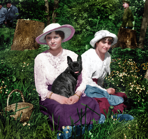 empress-alexandra: Grand Duchesses Tatiana and Anastasia of Russia under house arrest in Tsarskoe Se