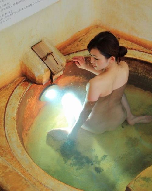 Japanese onsen, via oguro.keita 大分県 長湯温泉「ラムネ温泉館」家族風呂の源泉浴槽。炭酸のアワアワがライトアップされているのでちょっと楽しいです。泡付きは予想外に少な目