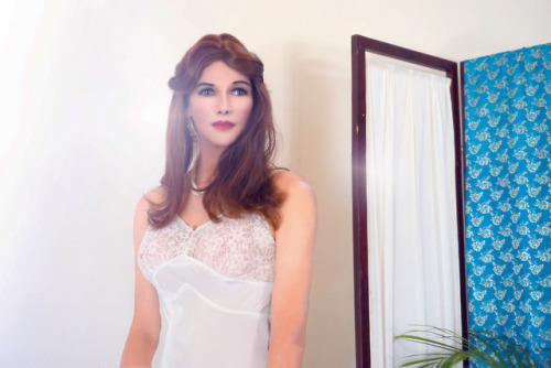 onlymonica:A very old acetate-nylon slip by Aristocraft, that feels much like raw silk.  No str