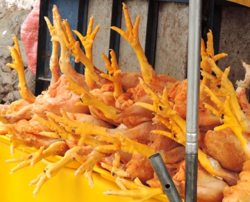 Pollos desplumados listos para cocinar, vendedor callejero cerca de Mercado San Pedro, Cusco, 2017.