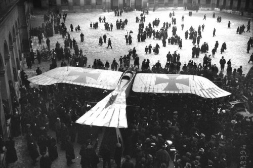 A captured German Taube monoplane on display in the courtyard of LesInvalides (Paris, 1915).  The Et