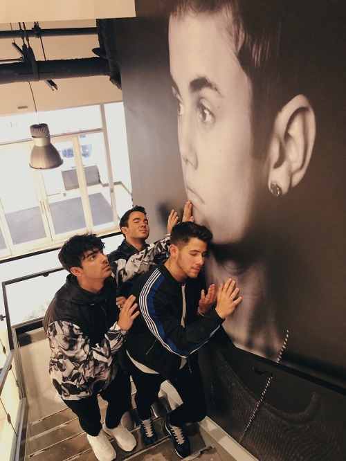 jobrosupdates:jonasbrothers: Happy Birthday King Bieber