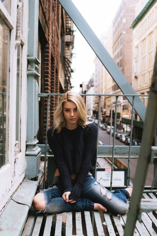 https://amazinggirlsphotos.tumblr.com/post/153954633092