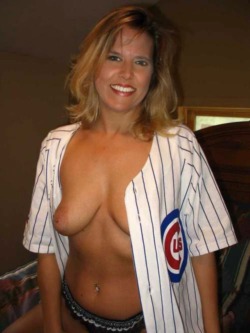 realsexyhousewives:  Go Cubbies!