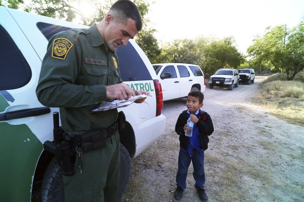genericlatino:  via The Dallas Morning News,  A Border Patrol agent reads the birth
