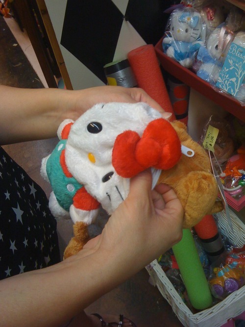 videntefernandez:  jinn0uchi:  dendropsyche:  OKAY so i just saw the most ridiculous thing at the store today so we come across this thing  and we discover you can turn it inside out and    ITS HELLO KITTY I’M   HSE’S EVEN GOT HER OWN LITTLE CHICKEN