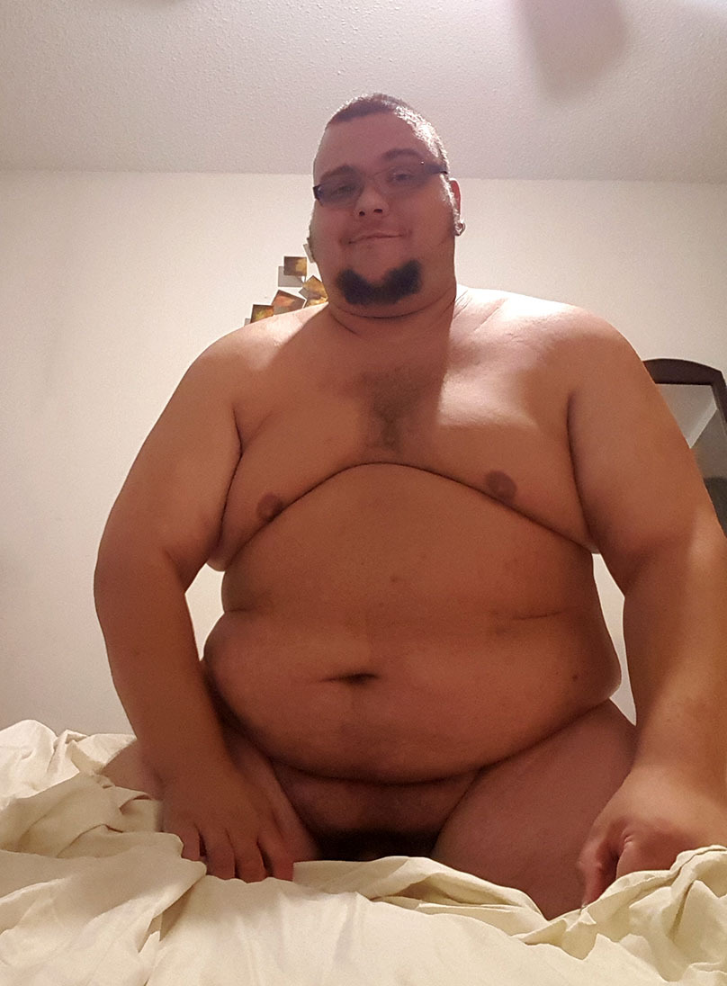 trunklegs:  thelittleheathens:  Enjoying some nakedness.   Damn you’re such a cutie!