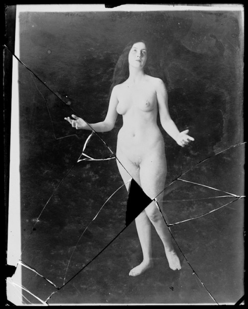 les-sources-du-nil:Audrey Munson posing naked, glass negative, circa 1910s American Film Manufactu