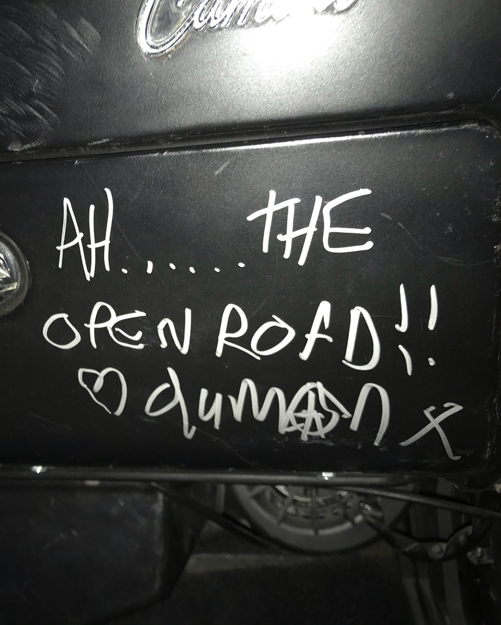 damonalbarn:Damon signing the Stylo car after Gorillaz concert at The Forum, Los