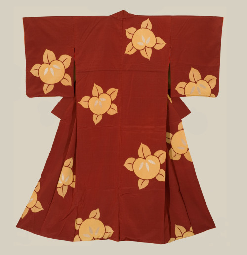 thekimonogallery:Crepe silk kimono. 1918-1935, Japan. The Kimono Gallery