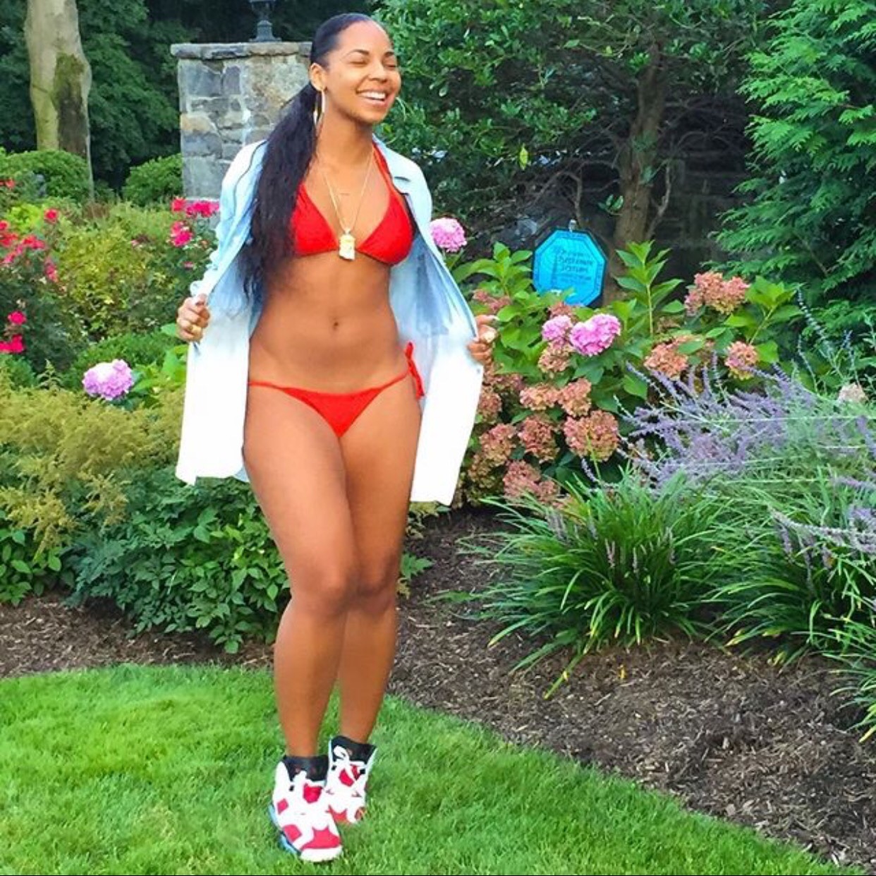 mistertilmonjr:  livefrombmore:  Ashanti  Damn gurl!!!!! 