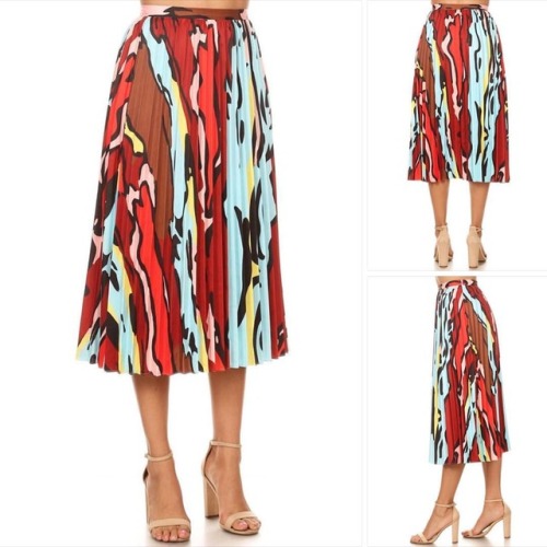 “Pique II Pleated Skirt” www.hauteprive.com • • • #HautePrive #curvy #fas