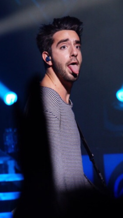 m00nchilled:  The tongue thing.