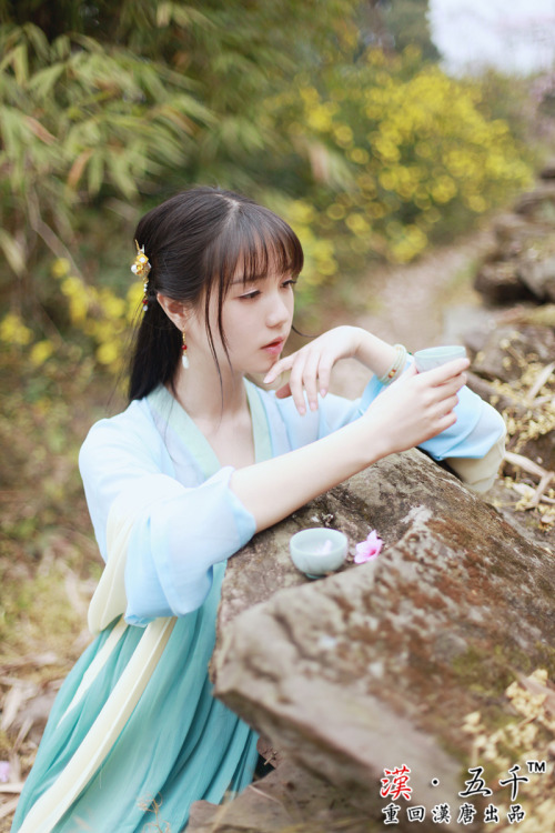 fouryearsofshades: Model 麻豆：@浅猪家的七七Photographer 摄影：@影子的白日梦 重回汉唐 5hanfu.taobao.com/ Traditiona