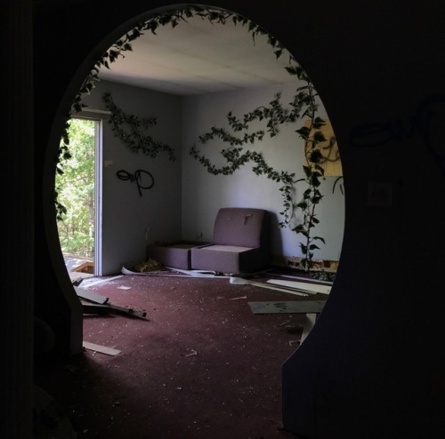 roseoilz:photos of an abandoned love hotel @ aleia on insta