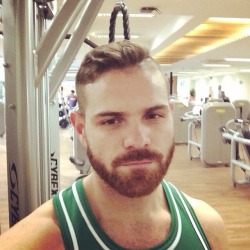 realmenstink:  beardburnme:  kmv2824  RED BEARD AT THE GYM !!! 