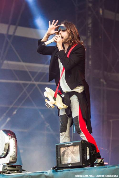 beardycheekbones:  Thirty Seconds to Mars - Jared Leto at Main Square Festival - 5/7/13 How I miss it!!  