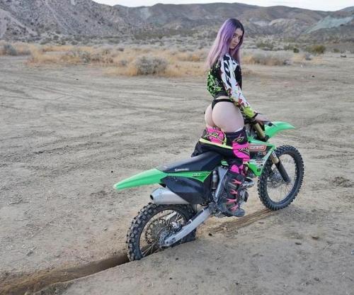 motocrossbabes:Hope everyone is having a good Monday Here’s an epic #MotoButt from the beautif