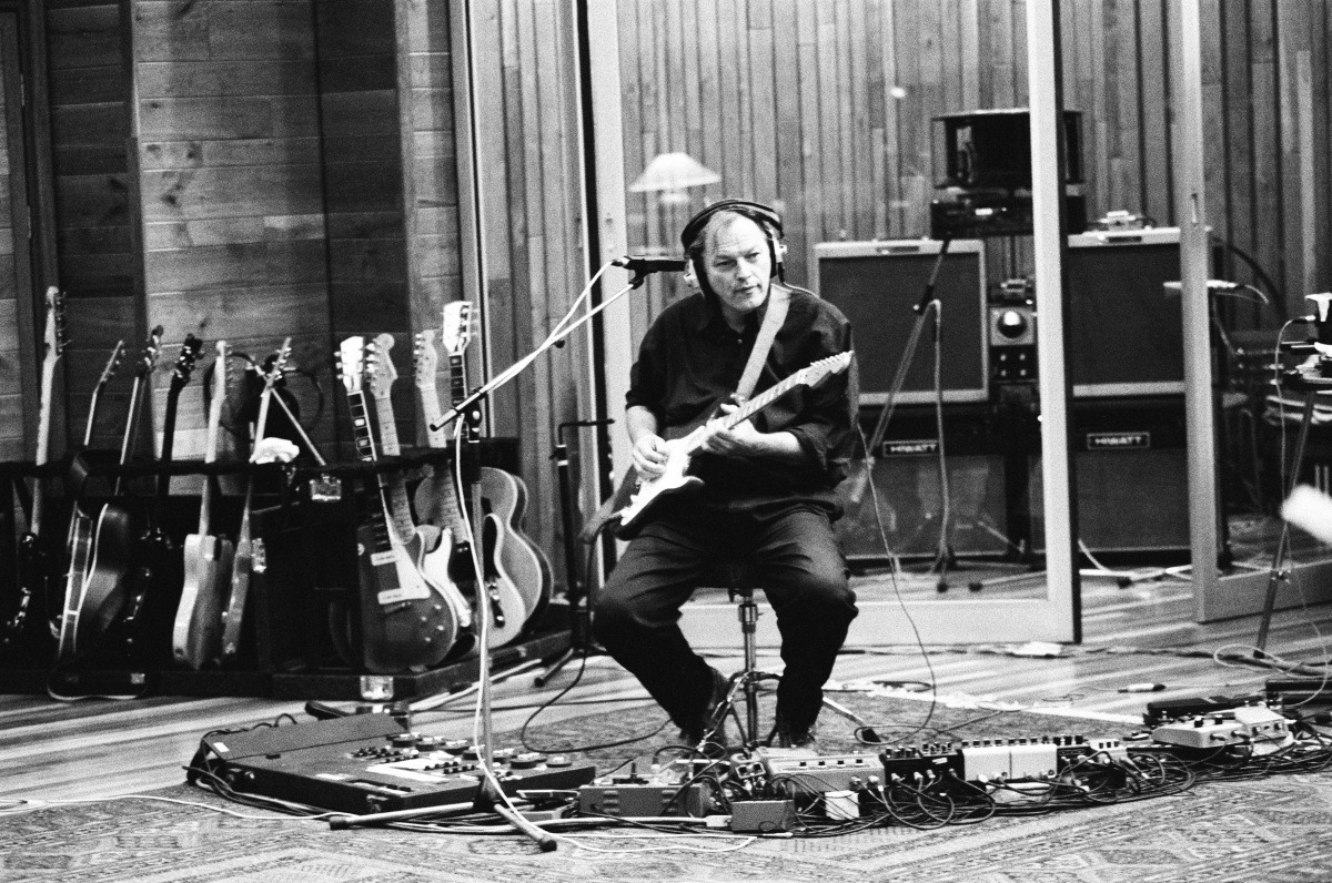 whypinkfloyd:  Photograph by Jeremy Young from Olympic Studio, 1993. http://www.pinkfloyd.com/theendlessriver 