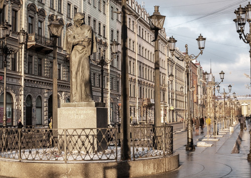 barcarole:Mikhail Belov’s statue of Nikolai Gogol on Malaya Konyushennaya street in St. Petersburg.