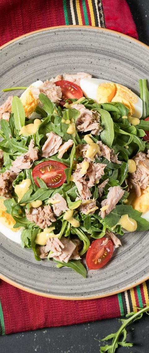 Ahi Tuna And Arugula Salad With Tomatoes And Eggs