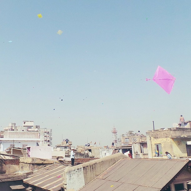 emilieristevski:  Kite-flying on roof tops in India. 