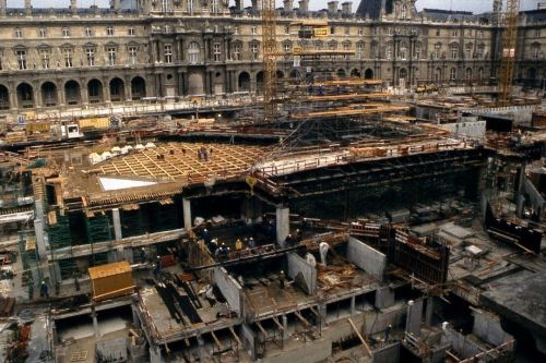 Cette gaufre géante est le plafond alvéolé de la pyramide du Louvre (chantier v