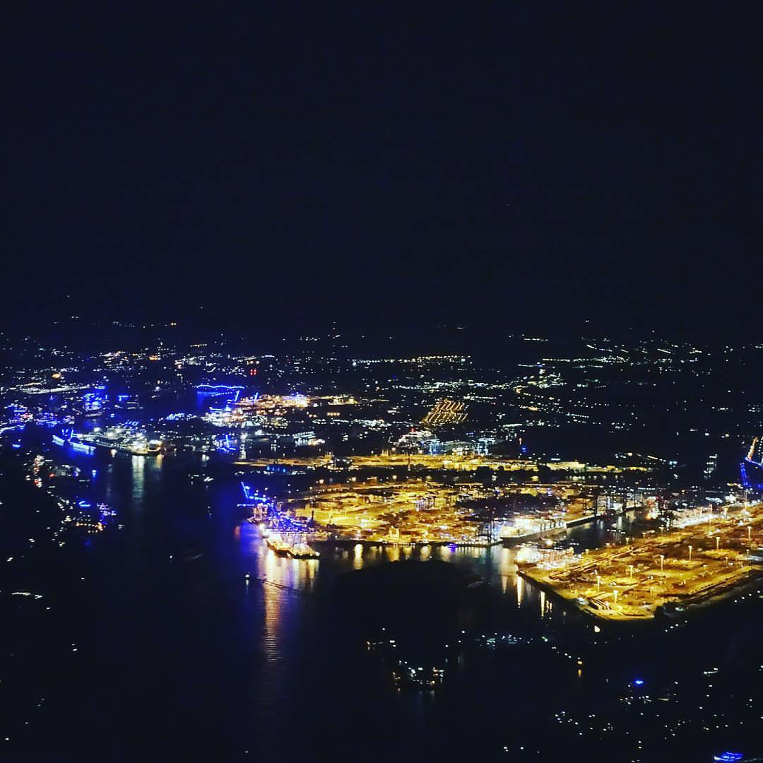#hamburg #elbe #bynight #lookingdown #arealphotography #citylights #harbour #wassollendieblauenlichter (hier: Hamburg, Germany)