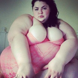 lunalovex:  there was a lace sale #ssbbw #plussize    Love the stretch she&rsquo;s putting on the lace