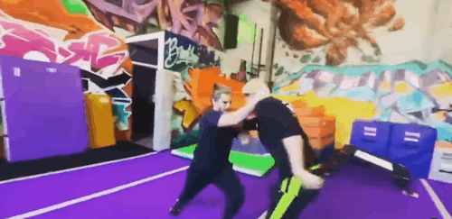 scimitar-and-longsword:Oscar Isaac in stunt rehearsals for Disney+’s Moon Knightvia @madgenemedia on