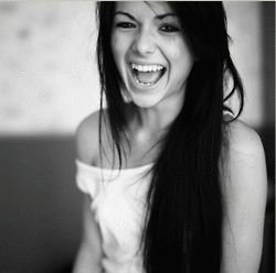 umnerdrevoltado:  por trás de cada sorriso existe um sofrimento, não julgue as
