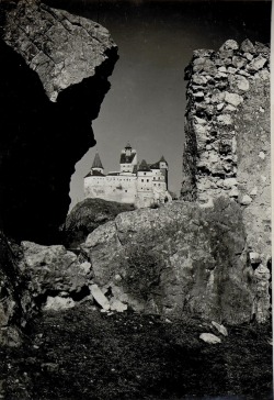thisdayinwwi:The Bran Castle in Brasov Mar 26 1917 Die Törzburg bei Kronstadt https://t.co/fBoFp0F3py https://t.co/AaKPi2Wkmy http://twitter.com/ThisDayInWWI/status/845788125708242944
